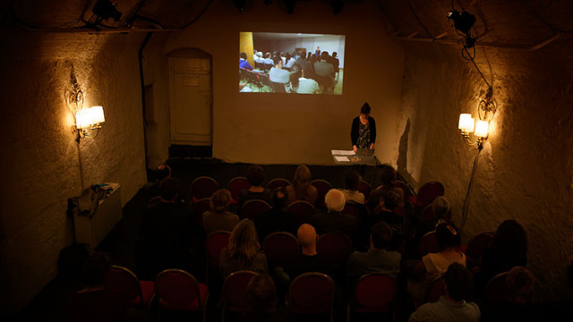 Theater vis-à-vis